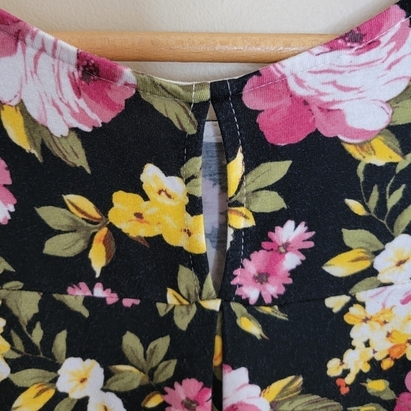Gilli | Black Pink Yellow Floral Short Sleeve Top Size Medium - Picture 3 of 7